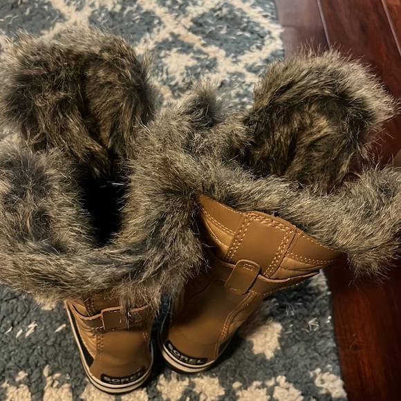 Sorel brand Arctic Boots. So comfy and waterproof. Great for the winter. - Picture 6 of 6